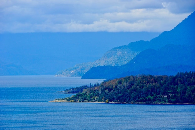 Vista panorâmica do mar e das montanhas contra o céu azul