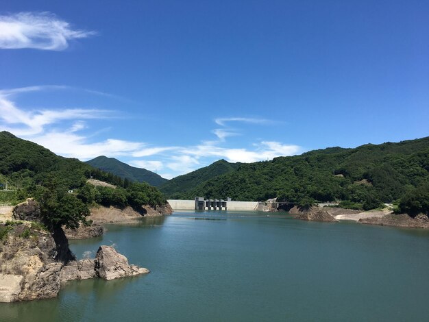 Vista panorâmica do mar e das montanhas contra o céu azul