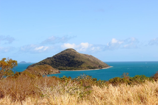 Foto vista panorâmica do mar e das montanhas contra o céu azul