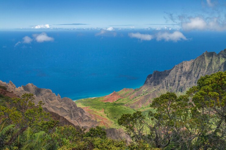 Foto vista panorâmica do mar e das montanhas contra o céu