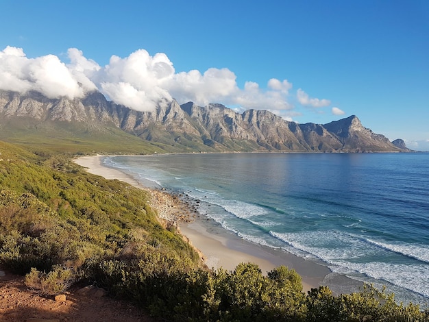 Vista panorâmica do mar e das montanhas contra o céu