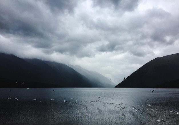 Vista panorâmica do mar e das montanhas contra o céu