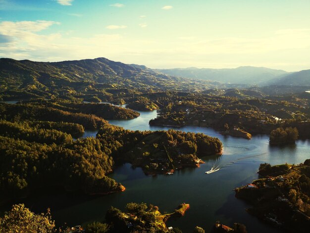 Foto vista panorâmica do mar e das montanhas contra o céu