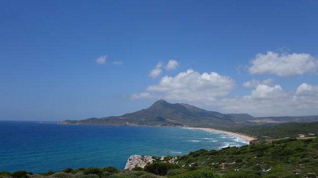 Vista panorâmica do mar e das montanhas contra o céu