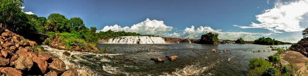 Foto vista panorâmica do mar e das montanhas contra o céu