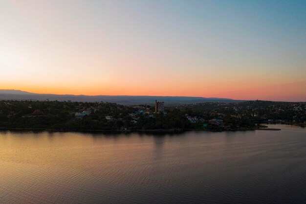 Vista panorâmica do mar e dos edifícios contra o céu ao pôr-do-sol