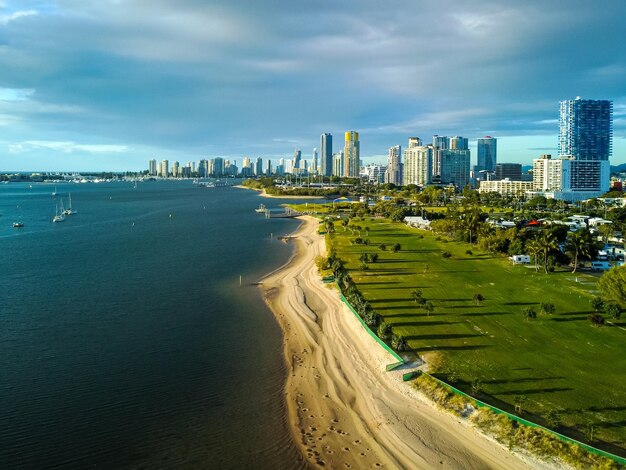 Foto vista panorâmica do mar e dos edifícios contra o céu