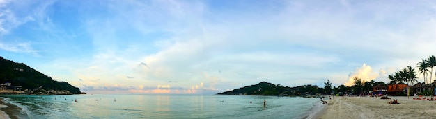 Vista panorâmica do mar em um dia quente