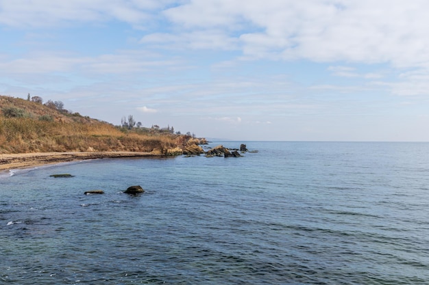 Vista panorâmica do mar negro do dia de overcat da costa de odessa