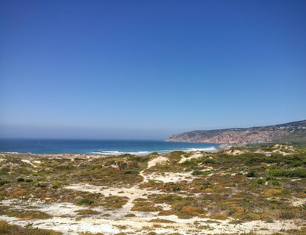 Vista panorâmica do mar pela paisagem contra o céu azul claro