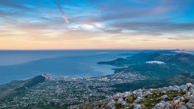Vista panorâmica do mar pela paisagem da cidade durante o pôr-do-sol