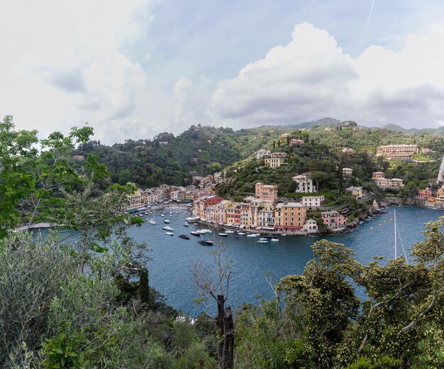 Foto vista panorâmica do mar por edifícios contra o céu