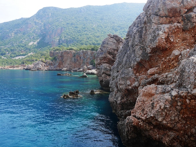 Vista panorâmica do mar por rochas e montanhas