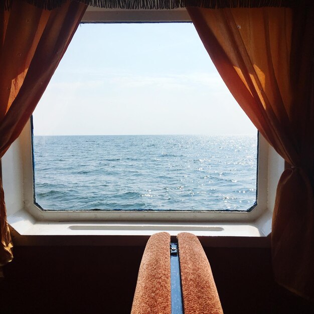 Foto vista panorâmica do mar vista através da janela