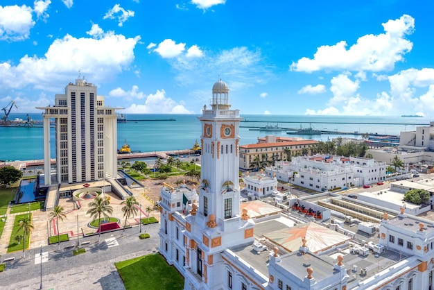 Vista panorâmica do méxico do porto da cidade de veracruz com navios porta-contentores e transportadores de automóveis