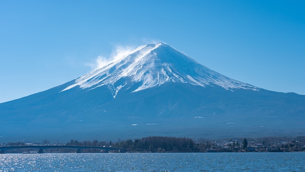 Vista panorâmica do Monte Fuji com o Lago Kawaguchiko no Japão.