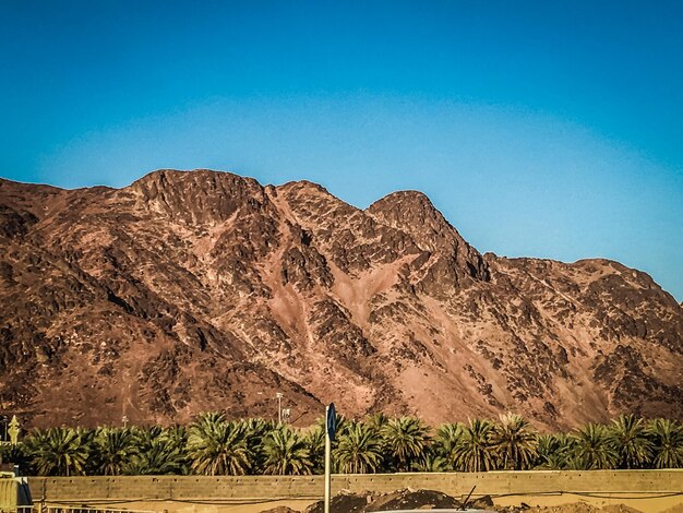 Foto vista panorâmica do monte uhud contra um céu azul claro