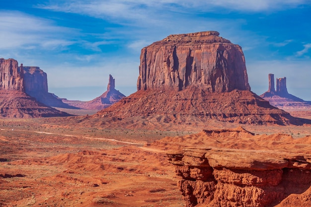 Vista panorâmica do Monument Valley ao pôr do sol Utah Arizona Estados Unidos