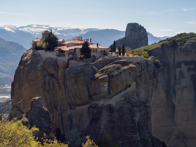Vista panorâmica do Mosteiro da Santíssima Trindade nas montanhas de Meteora na Grécia