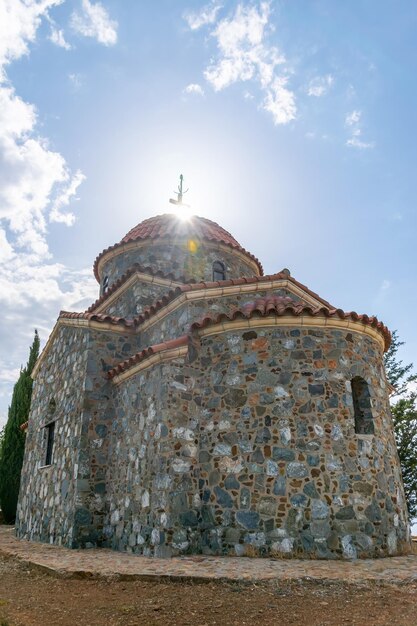 Vista panorâmica do mosteiro de Stavrovuni nas montanhas