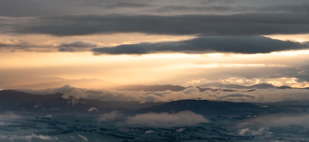 Vista panorâmica do nascer do sol sobre a trilha kepler do vale verde na nova zelândia