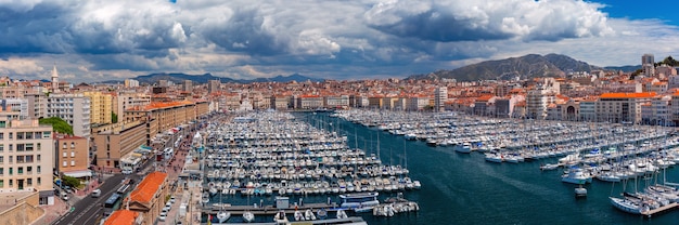 Vista panorâmica do Old Vieux Port em um dia ensolarado no centro histórico de Marselha, França