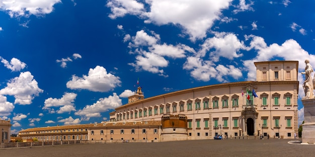 Vista panorâmica do Palácio Quirinal ou Palazzo del Quirinale, visto da Piazza del Quirinale no dia ensolarado, Roma, Itália.