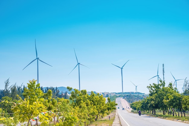 Vista panorâmica do parque eólico ou parque eólico com turbinas eólicas altas para geração de eletricidade com espaço de cópia no conceito de energia verde Phan Thiet Mui Ne Bau Trang