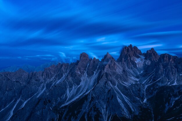 Foto vista panorâmica do parque natural drei zinnen toblach, na itália, com um céu azul escuro