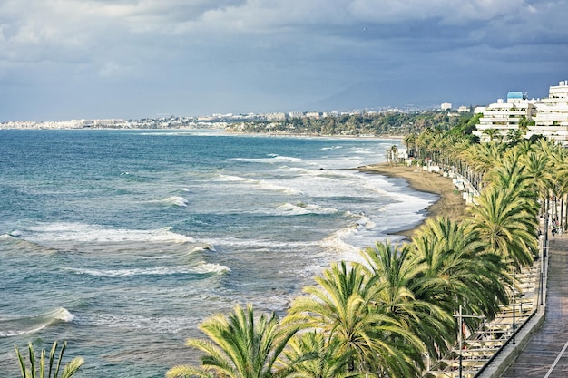 Vista panorâmica do passeio marítimo de marbella e da estância de espanha do mar tempestuoso em janeiro