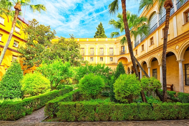 Vista panorâmica do pátio interior-Jardim do Príncipe (Jardin del Principe) do Real Alcazar em Sevilha.