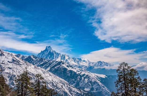 Vista panorâmica do pico de machapuchare. paisagem de montanha do nepal