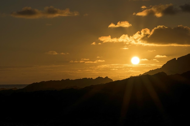 Vista panorâmica do pôr-do-sol sobre a montanha