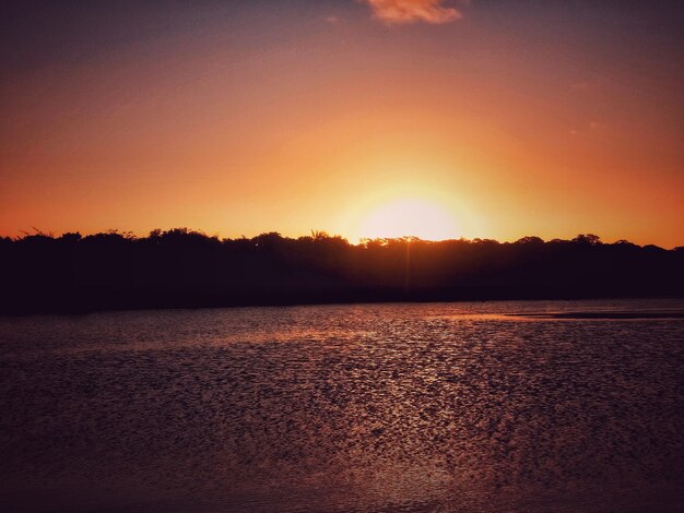 Foto vista panorâmica do pôr-do-sol sobre o lago