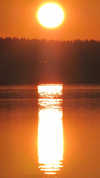 Foto vista panorâmica do pôr-do-sol sobre o mar
