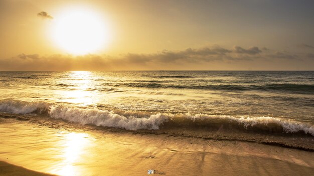 Foto vista panorâmica do pôr-do-sol sobre o mar