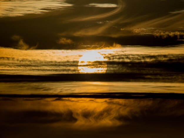 Vista panorâmica do pôr-do-sol sobre o mar