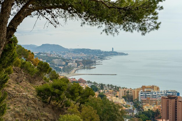 Vista panorâmica do porto de Málaga e da paisagem urbana