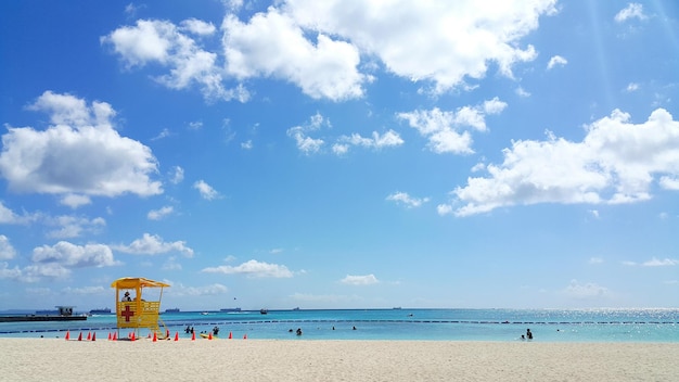 Vista panorâmica do posto de salva-vidas na praia contra o céu nublado