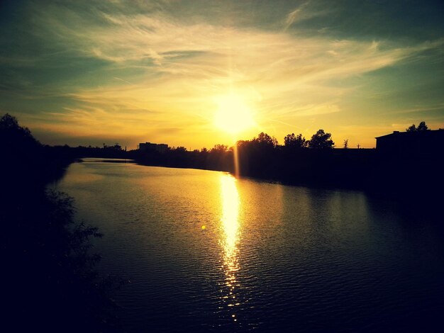 Foto vista panorâmica do rio ao pôr-do-sol