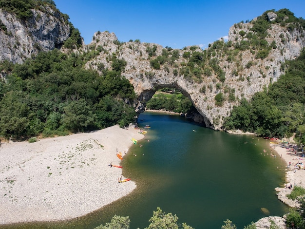 Foto vista panorâmica do rio ardeche com pont darc