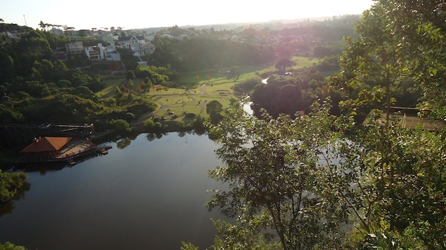 Foto vista panorâmica do rio com montanhas no fundo