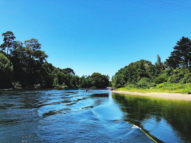 Foto vista panorâmica do rio contra o céu azul claro