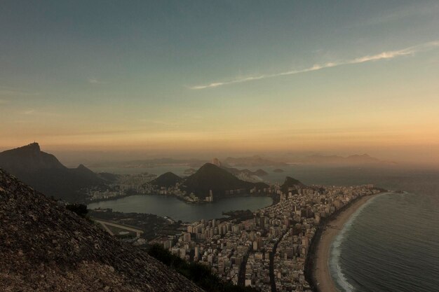 Foto vista panorâmica do rio contra o céu durante o pôr do sol