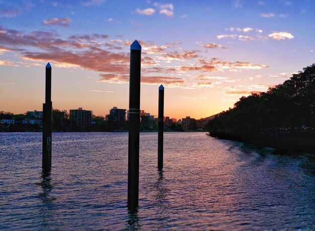 Foto vista panorâmica do rio contra o céu nublado ao pôr-do-sol