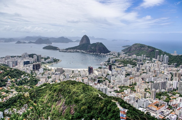 Vista panorâmica do rio contra o céu nublado