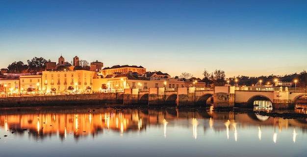 Vista panorâmica do rio da cidade velha de Tavira no Algarve PortugalxDxA