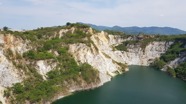 Vista panorâmica do rio em meio às montanhas contra o céu