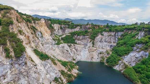 Vista panorâmica do rio em meio às montanhas contra o céu