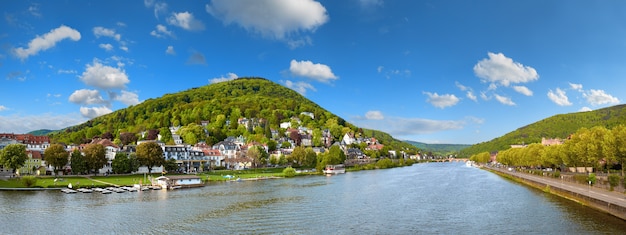 Vista panorâmica do rio Heidelberg e Neckar da ponte Karl Theodor